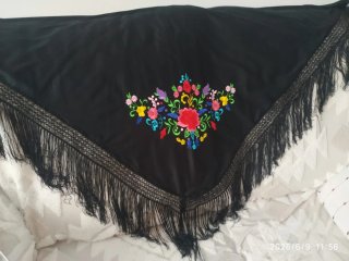 Mantón negro bordado de flores.
