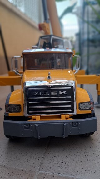 Camión Grúa Mack Liebherr Bruder Juguete