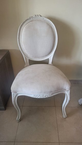 Mesa y 5 sillas de comedor estilo clásico