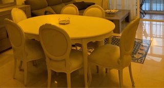 Mesa y 5 sillas de comedor estilo clásico