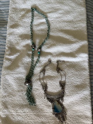 Set di due collane con dettagli in pietra e argento