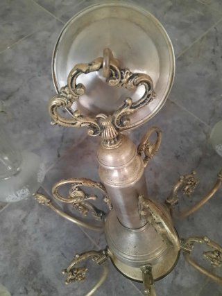 Lámpara de araña de cristal y metal