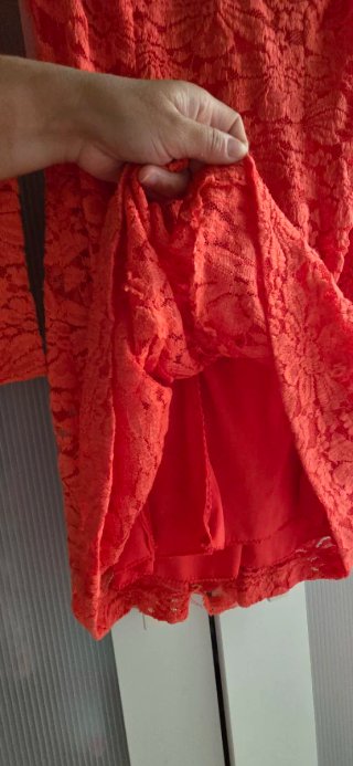 Vestido coral encaje manga larga