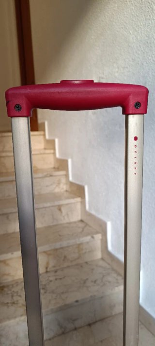 Talla L Maleta Delsey Roja 4 Ruedas