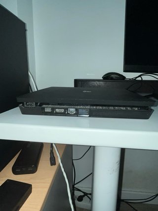 PS4 Slim 1TB + 2 controller + 2 giochi