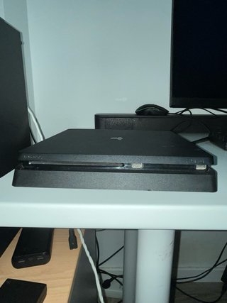 PS4 Slim 1TB + 2 controller + 2 giochi