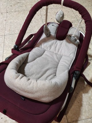 Mecedora para bebé con juguetes