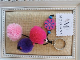 Llavero pompones y detalle de madera