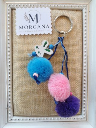 Llavero pompones y detalle de madera