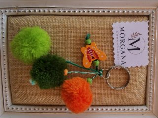 Llavero pompones y detalle de madera