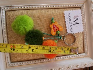 Llavero pompones y detalle de madera