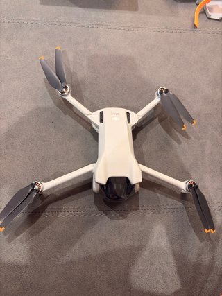 Dron DJI Mini 3 con control