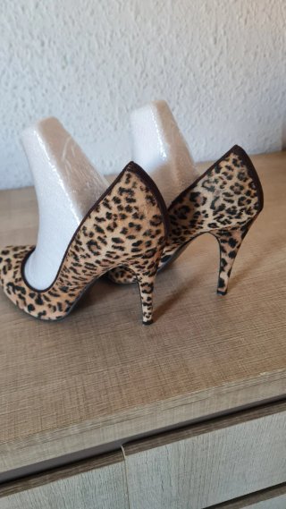 Zapatos de tacón con estampado de leopardo