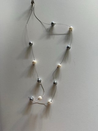 Collar perlas blancas y grises