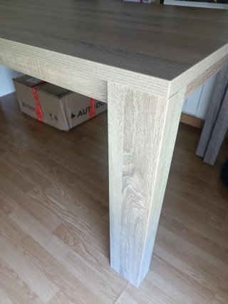 Mesa de comedor madera beige y marrón esta nueva