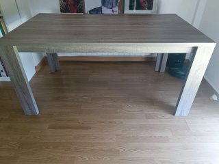 Mesa de comedor madera beige y marrón esta nueva