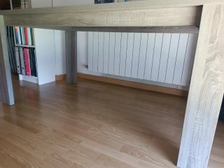 Mesa de comedor madera beige y marrón esta nueva