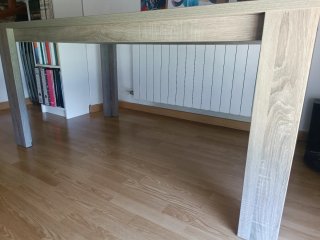 Mesa de comedor madera beige y marrón esta nueva