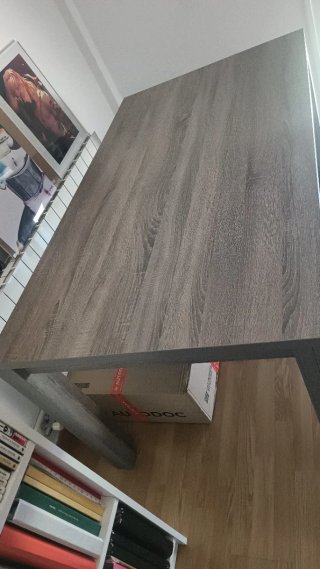 Mesa de comedor madera beige y marrón esta nueva