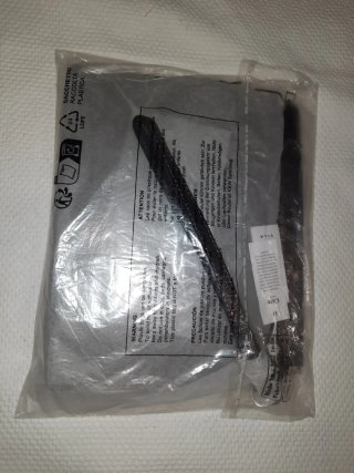 Bolso de mano negro y plateado
