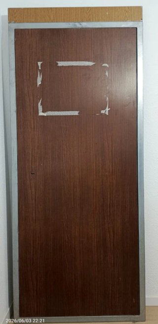 Puerta anti okupa con cerradura y llave