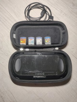 PS Vita Fat Negra + Accesorios