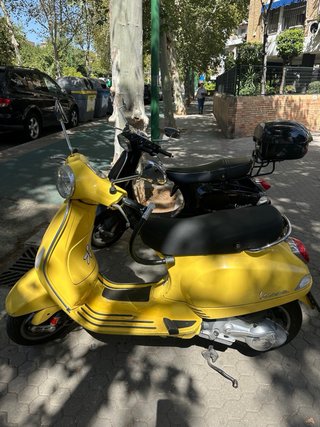 Vespa LX 125 Amarilla