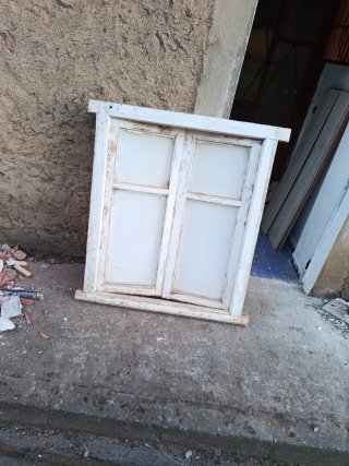 Ventana de madera blanca