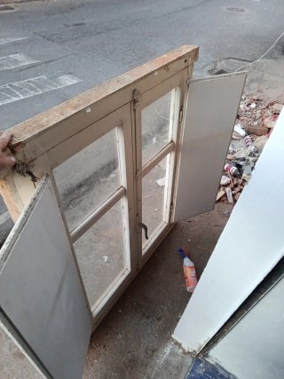 Ventana de madera blanca