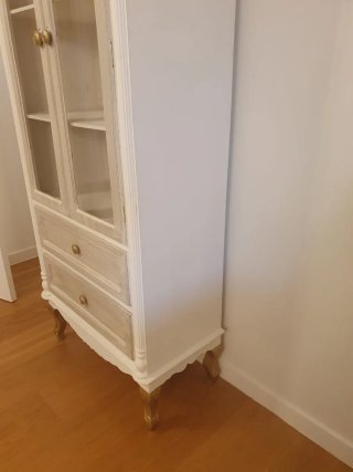 Vitrina de madera con puertas de cristal