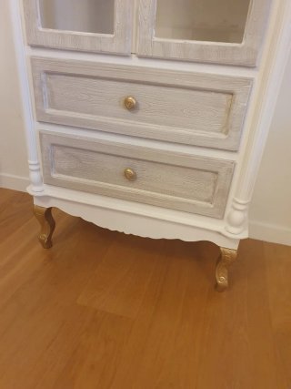 Vitrina de madera con puertas de cristal