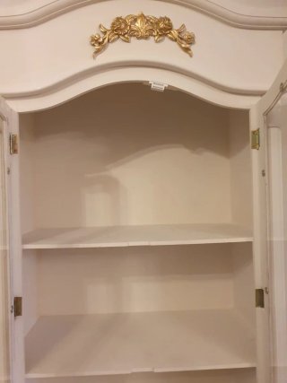Vitrina de madera con puertas de cristal