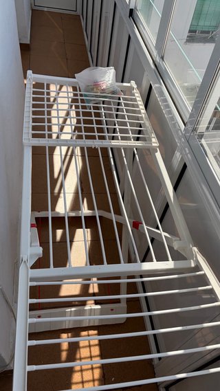 Tendedero plegable de plástico blanco