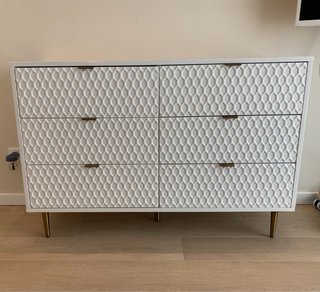 Cómoda blanca con patas doradas