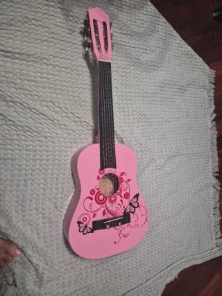 Guitarra infantil rosa con mariposas