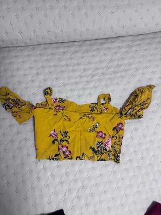 Top floral amarillo hombros descubiertos