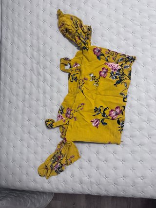 Top floral amarillo hombros descubiertos