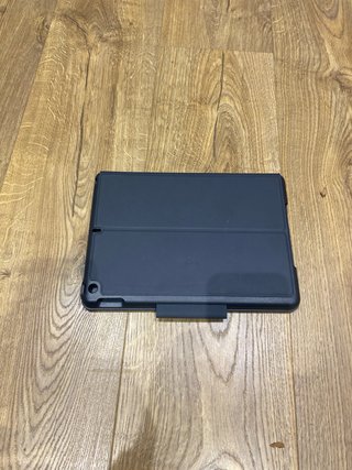 Funda Logitech Slim Folio iPad 7/8/9 Gen