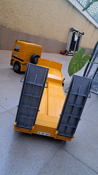 Camión Mercedes Actros Bruder con Remolque