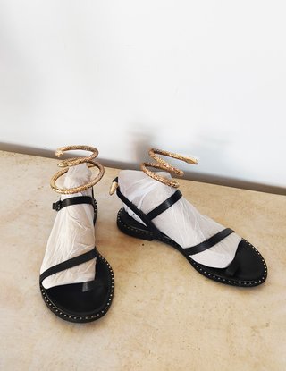 Sandalias Cuchy negras con cordón serpiente dorado