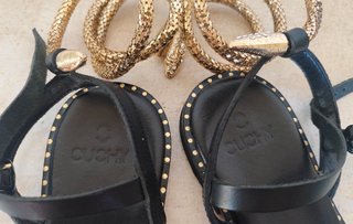 Sandalias Cuchy negras con cordón serpiente dorado