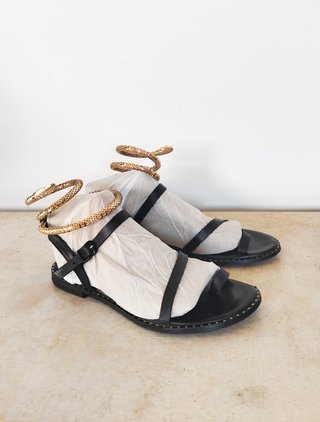 Sandalias Cuchy negras con cordón serpiente dorado