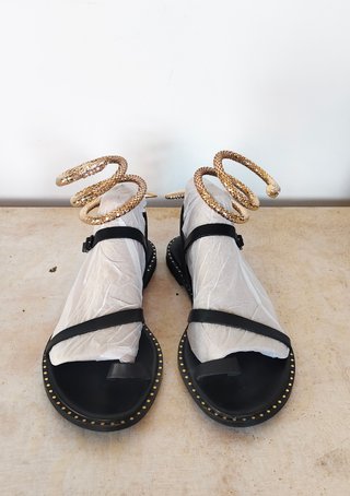 Sandalias Cuchy negras con cordón serpiente dorado