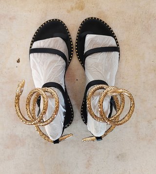 Sandalias Cuchy negras con cordón serpiente dorado
