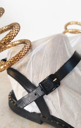 Sandalias Cuchy negras con cordón serpiente dorado