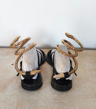 Sandalias Cuchy negras con cordón serpiente dorado
