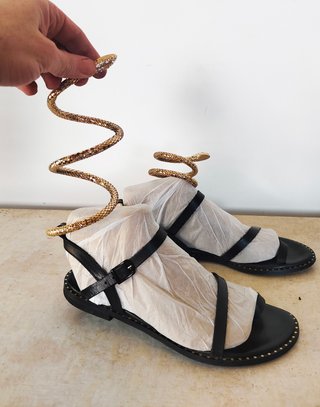 Sandalias Cuchy negras con cordón serpiente dorado