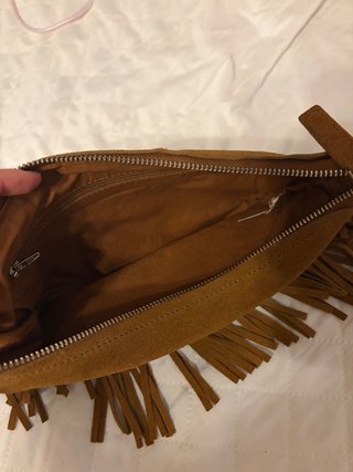 Bolso ante con flecos y cadena