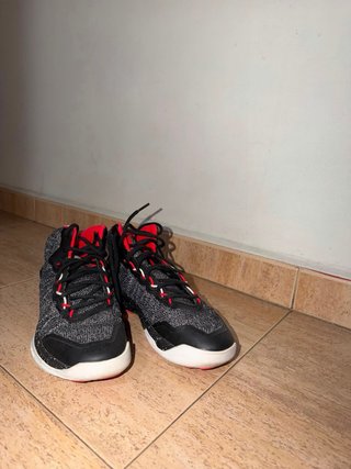 Zapatillas Baloncesto Negras y Rojas