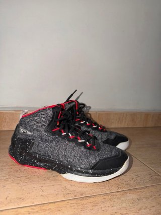 Zapatillas Baloncesto Negras y Rojas